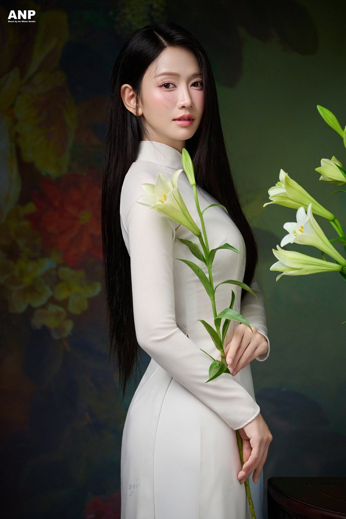 Không ồn ào hay phô trương, bộ ảnh của Lê Bống nhanh chóng thu hút sự quan tâm của cộng đồng mạng bởi vẻ đẹp nền nã, thuần khiết cùng tinh thần nghệ thuật được thể hiện khá trọn vẹn.