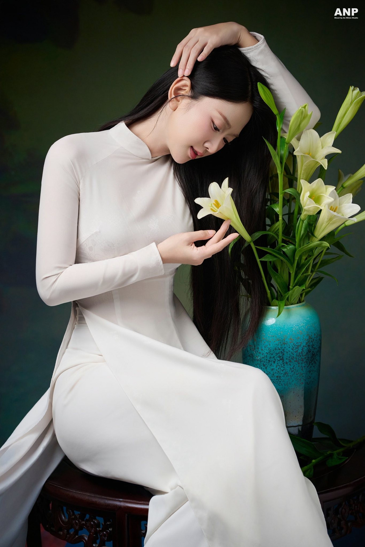 Điểm nhấn của bộ ảnh của Lê Bống chính là những cành hoa huệ trắng – loài hoa gắn liền với bức tranh kinh điển của Tô Ngọc Vân – được sắp đặt khéo léo, tạo nên không gian nghệ thuật trầm lắng và sâu lắng.