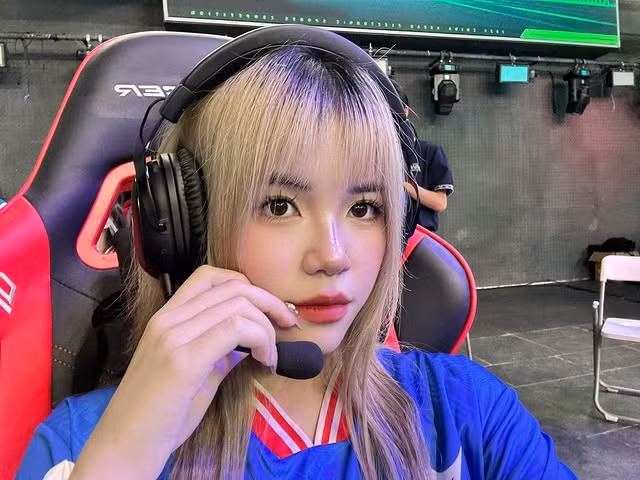 Trang cá nhân của Saa tràn ngập những hình ảnh đời thường đầy năng lượng, từ các bức ảnh diện outfit thể thao, áo phông đơn giản cho đến những tấm hình makeup nhẹ nhàng nhưng rất cuốn hút.