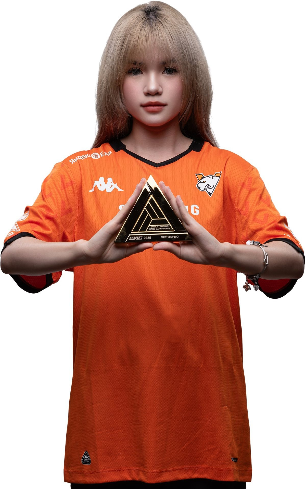 Khi cộng đồng biết tin Saa được góp mặt trong đội hình đại diện Việt Nam, rất nhiều người đã nhanh chóng tìm đến trang cá nhân của cô nàng. Chỉ cần vài giây lướt qua, không ít anh em đã phải lập tức… “đổ cái rầm” bởi visual hút mắt cùng phong cách cực dễ thương của nữ tuyển thủ.