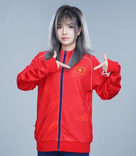 Saa được xem là một trong những gương mặt trẻ giàu tiềm năng của làng Mobile Legends Việt Nam. Dù tuổi đời còn khá trẻ, cô đã có quãng thời gian dài hoạt động trong cộng đồng MLBB.