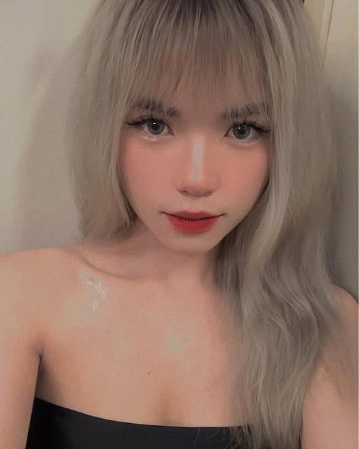 Bên cạnh đó, Saa cũng thường đăng tải những tấm ảnh chụp trong phòng tập, khoảnh khắc đi chơi, đi du lịch hay selfie trước gương... tất cả đều cho thấy sự chỉn chu và phong cách trẻ trung của một cô gái năng động.