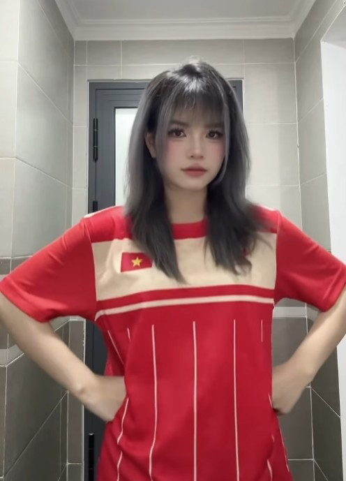 Ở vị trí của mình, Saa nổi tiếng với lối chơi chắc chắn, tính toán cẩn thận và khả năng xử lý giao tranh cực kỳ khéo léo.