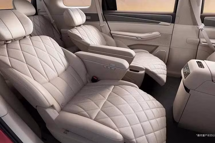 Điểm đáng chú ý nhất của Great Tang nằm ở mức giá. Phiên bản tiêu chuẩn của mẫu SUV này có giá khởi điểm khoảng 250.000 nhân dân tệ, tương đương 36.700 USD. Đây được xem là mức giá khá cạnh tranh nếu xét tới kích thước, công nghệ và hiệu năng mà mẫu xe sở hữu.