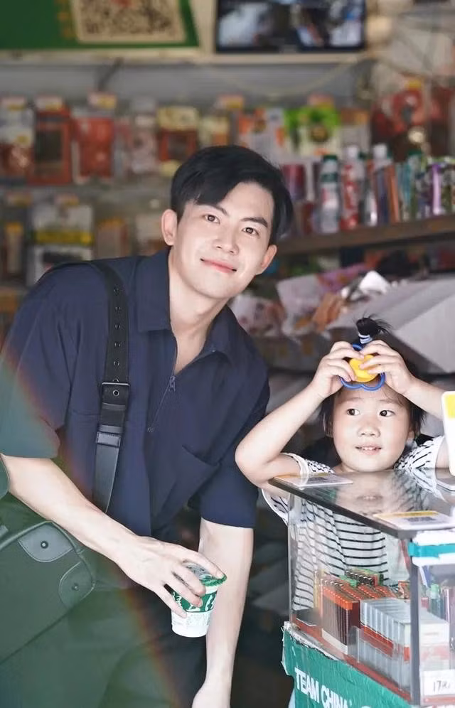 Những hình ảnh trên giảng đường của nam giáo viên này cũng nhanh chóng viral. Chụp vội cũng không thể chê vào đâu được.