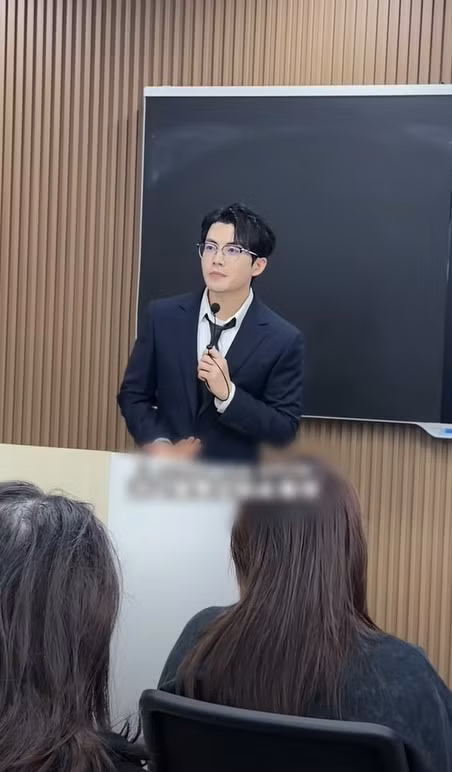 Nhiều người cũng nhanh chóng nhận ra danh tính nam giáo viên trong clip nêu trên. Và đó là Vương Loan, sinh năm 1989, hiện đang sinh sống và làm việc tại Hồ Nam, Trung Quốc.