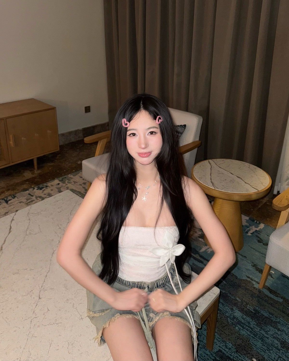 Uyên Ni là một trong những hot girl nổi bật trên MXH thời gian gần đây, được biết đến với gương mặt ngọt ngào, vóc dáng cuốn hút và phong cách thời trang táo bạo. Sở hữu lượng lớn người theo dõi, mỗi hình ảnh hay video cô chia sẻ đều nhanh chóng thu hút hàng chục nghìn lượt tương tác.