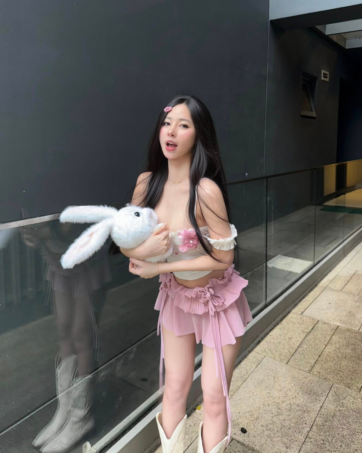 Dù vậy, drama đó cũng không thể làm lu mờ sức hút của hot girl này. Bộ ảnh bikini mới chính là minh chứng rõ ràng cho việc Uyên Ni vẫn biết cách toả sáng và duy trì sức hút của mình.