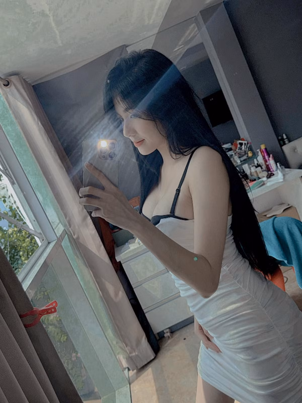 Trước đây, Trần Bảo Trân từng nổi lên như một hiện tượng mạng với biệt danh "hot girl bánh tráng" nhờ công việc bán bánh tráng trộn tại Sài Gòn. Với vẻ ngoài xinh xắn, dễ thương cùng sự thân thiện, cô nhanh chóng thu hút được lượng lớn người theo dõi.