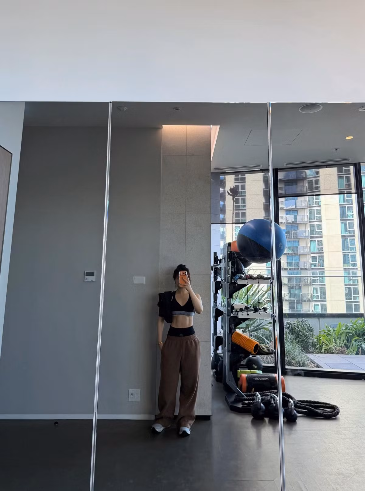 Hot girl này không chỉ sở hữu vòng eo thon gọn đáng ngưỡng mộ mà còn có cơ bụng số 11 rõ nét, là kết quả của quá trình tập luyện chăm chỉ và kỷ luật.