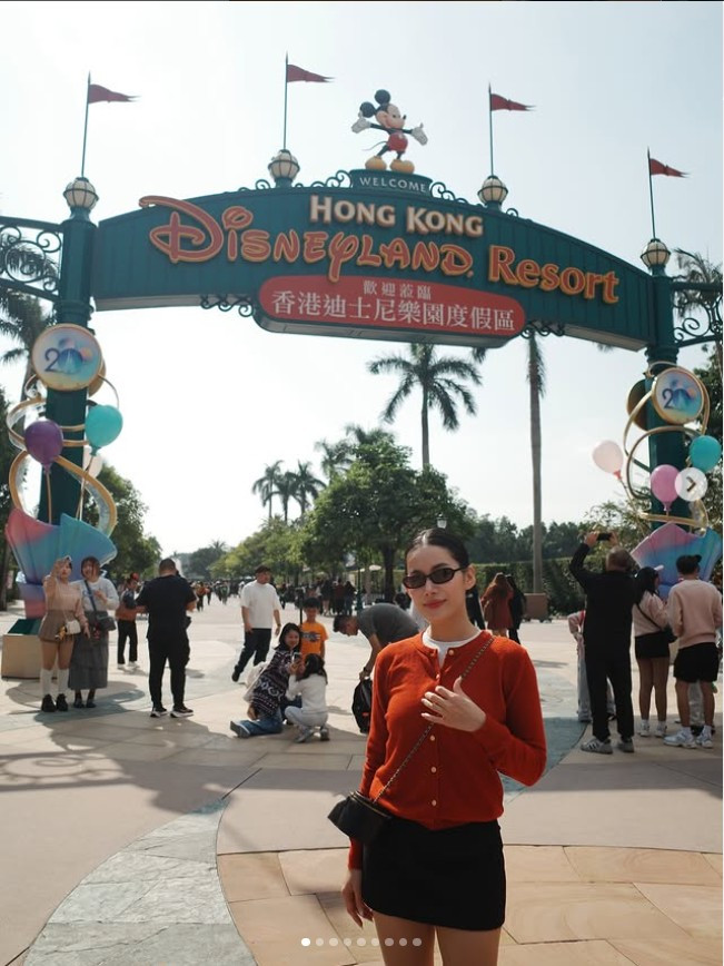 Khi tạo dáng giữa khung cảnh phố xá nhộn nhịp, Milan Phạm toát lên vẻ đẹp hiện đại, phóng khoáng, đúng chất một phụ nữ độc lập và yêu dịch chuyển.