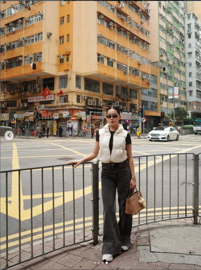 Nhan sắc của Milan Phạm trong chuyến đi được nhận xét là ngày càng sắc sảo và cuốn hút.