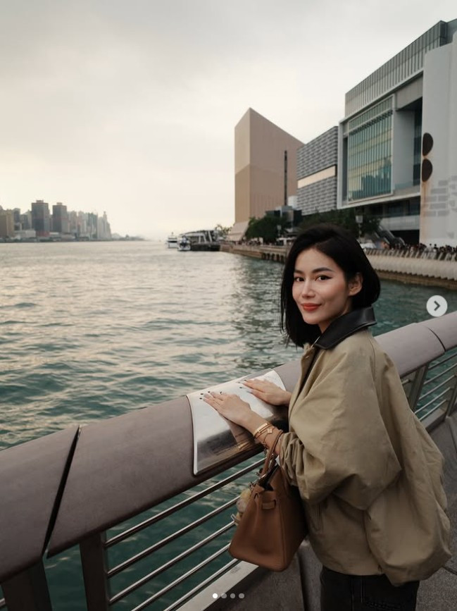 Giữa không gian rực rỡ sắc màu, nhan sắc của Milan Phạm càng thêm nổi bật, cho thấy khả năng biến hóa linh hoạt giữa phong cách năng động và nữ tính.