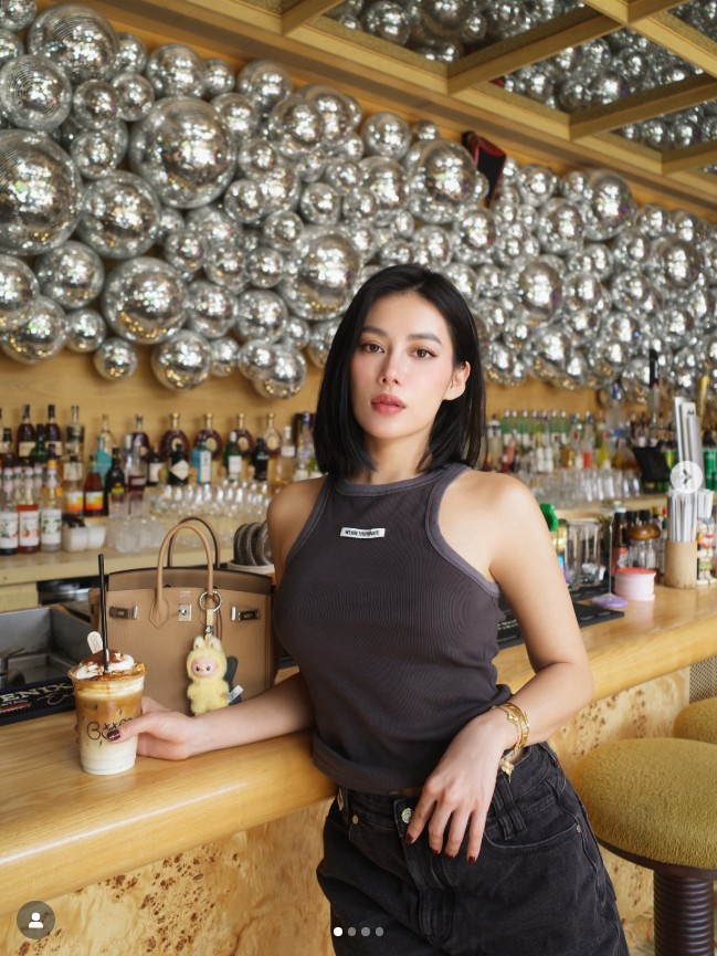 Loạt ảnh du lịch Hong Kong lần này không chỉ cho thấy nhan sắc ngày càng mặn mà của Milan Phạm, mà còn phản ánh phong cách sống năng động, hiện đại và không ngừng làm mới bản thân. Với hình ảnh tự tin, thời thượng, Milan Phạm tiếp tục giữ vững sức hút riêng giữa dàn hot girl Việt trên mạng xã hội.