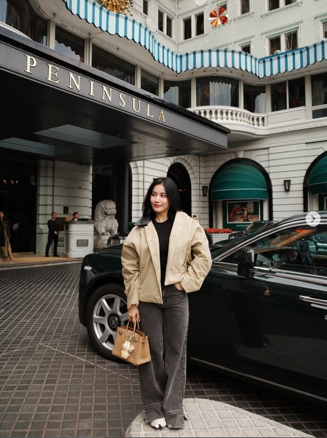 Gương mặt thanh tú, làn da mịn màng cùng những đường nét hài hòa giúp cô nổi bật dù chỉ trang điểm nhẹ.