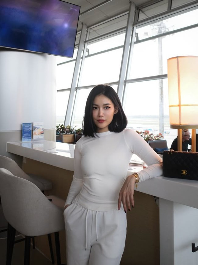 Dù ở bất kỳ khung cảnh nào, cô vẫn giữ được thần thái tự tin, cuốn hút – yếu tố làm nên sức hấp dẫn riêng của Milan Phạm trong các chuyến du lịch.