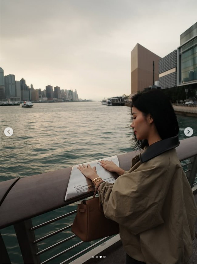 Ở những bức ảnh bên bờ cảng, Milan Phạm lại lựa chọn trang phục gam trung tính, phom dáng thoải mái. Mái tóc ngắn gọn gàng cùng nụ cười nhẹ tạo nên cảm giác gần gũi, thư thái.