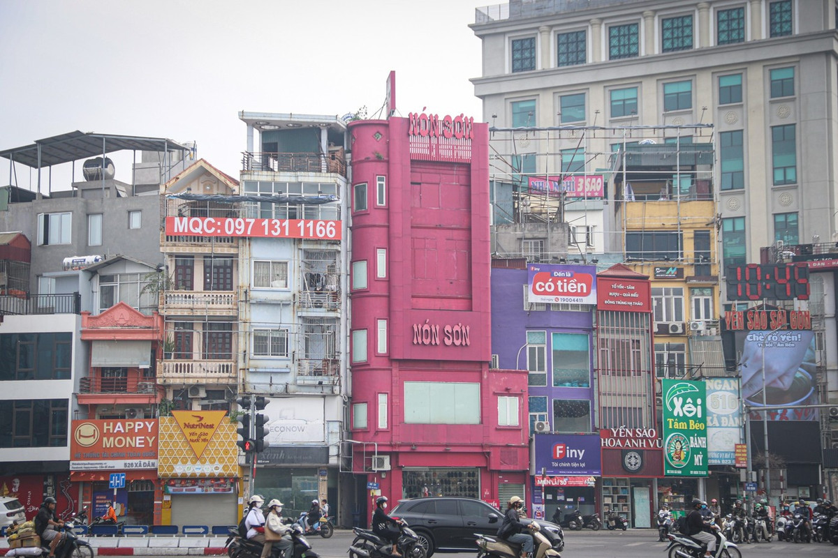 Hàng loạt khung sắt cỡ lớn, bảng quảng cáo các sản phẩm lắp đặt dày đặc phủ kín các căn nhà tại phố Xã Đàn.