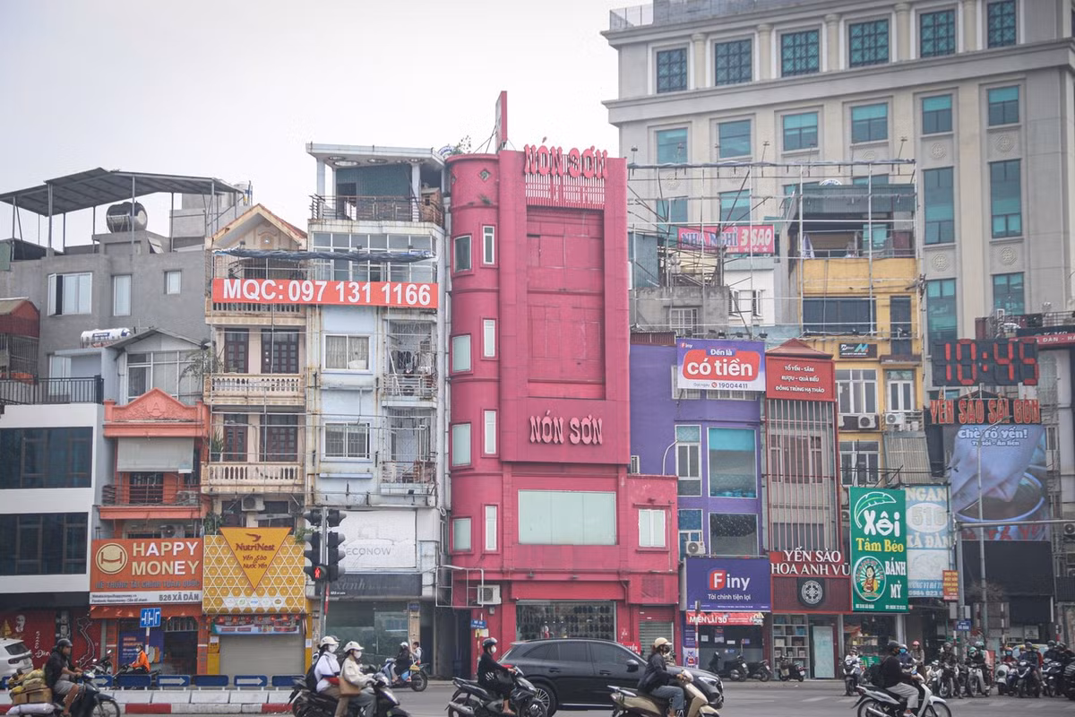 Hàng loạt khung sắt cỡ lớn, bảng quảng cáo các sản phẩm lắp đặt dày đặc phủ kín các căn nhà tại phố Xã Đàn.