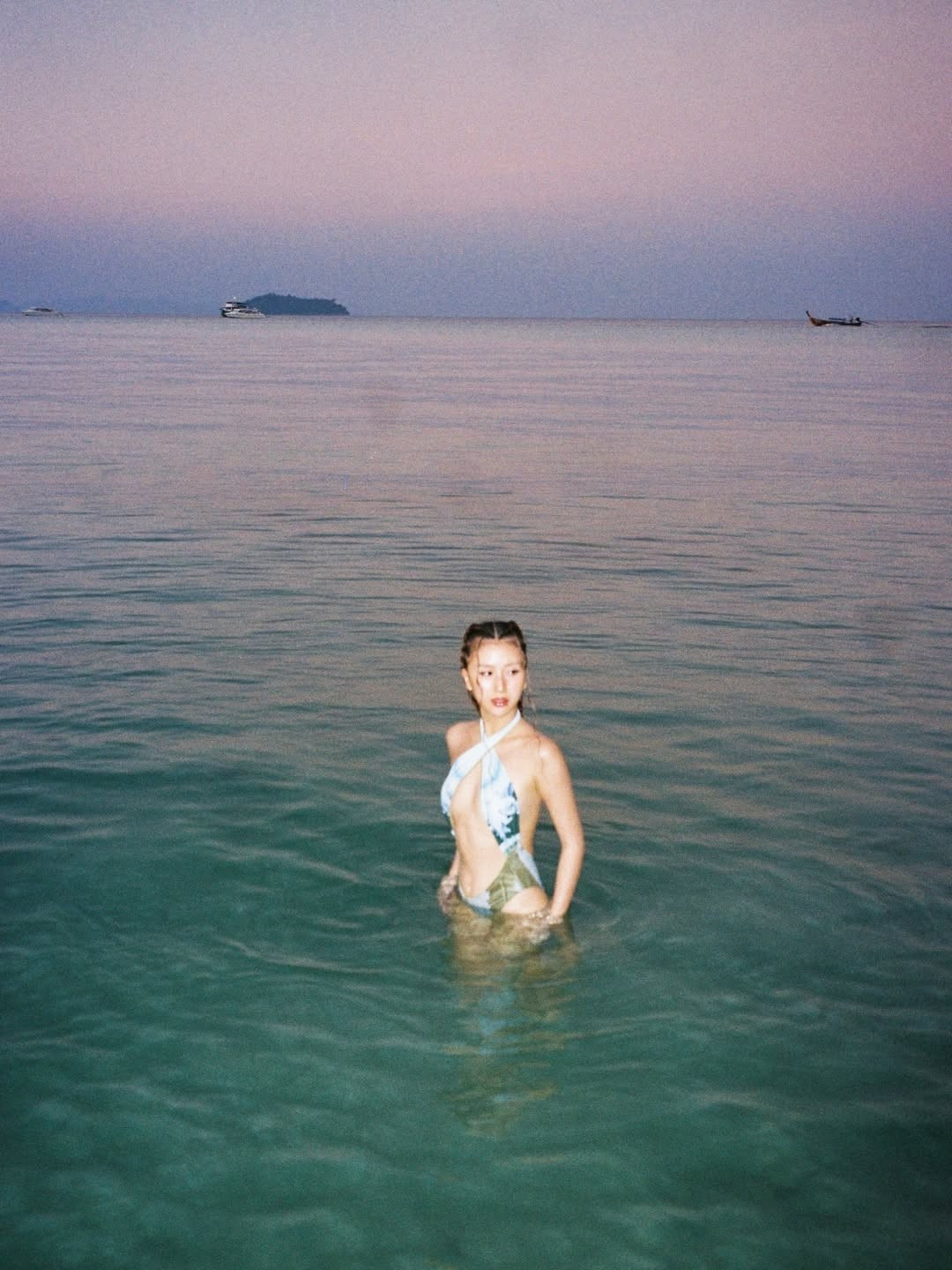 Quỳnh Anh Shyn là một trong những người đẹp tiên phong trong việc theo đuổi phong cách cá tính, không ngại thử nghiệm những tạo hình độc đáo. Từ tóc màu nổi, trang phục phá cách cho đến cách trang điểm khác biệt, cô luôn tạo ra xu hướng mới trong giới trẻ.