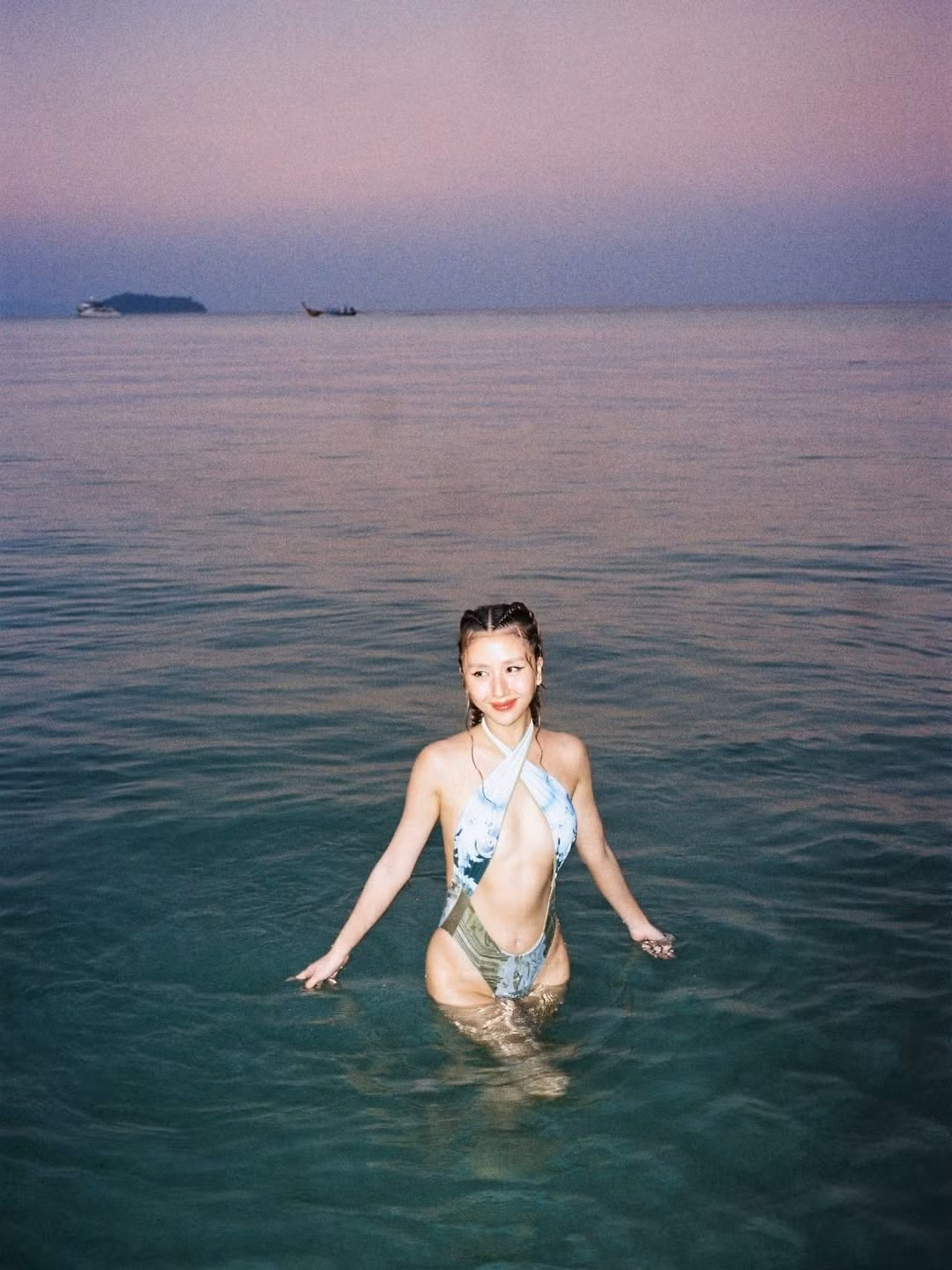 Cuộc sống của Quỳnh Anh Shyn hiện tại tràn ngập những chuyến du lịch, trải nghiệm mới và những khoảnh khắc thời trang ấn tượng. Cô đề cao sự tự do trong tư duy và lối sống, đồng thời liên tục chứng minh rằng hot girl một thời giờ đã trở thành một fashion icon thực thụ.