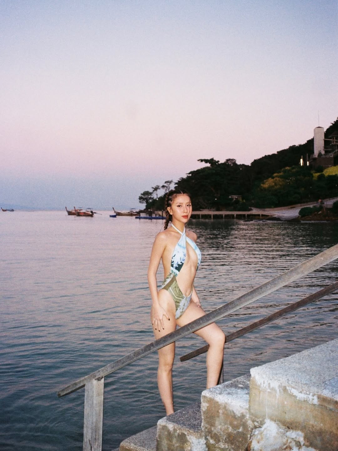 Sinh năm 1996 tại Hà Nội, Quỳnh Anh Shyn từng được biết đến là một trong những hot girl thế hệ đầu với hình ảnh trong sáng, đáng yêu. Ít ai biết, cô nàng thời đi học học rất giỏi và từng đạt giải ba Tin học trẻ không chuyên toàn quốc.