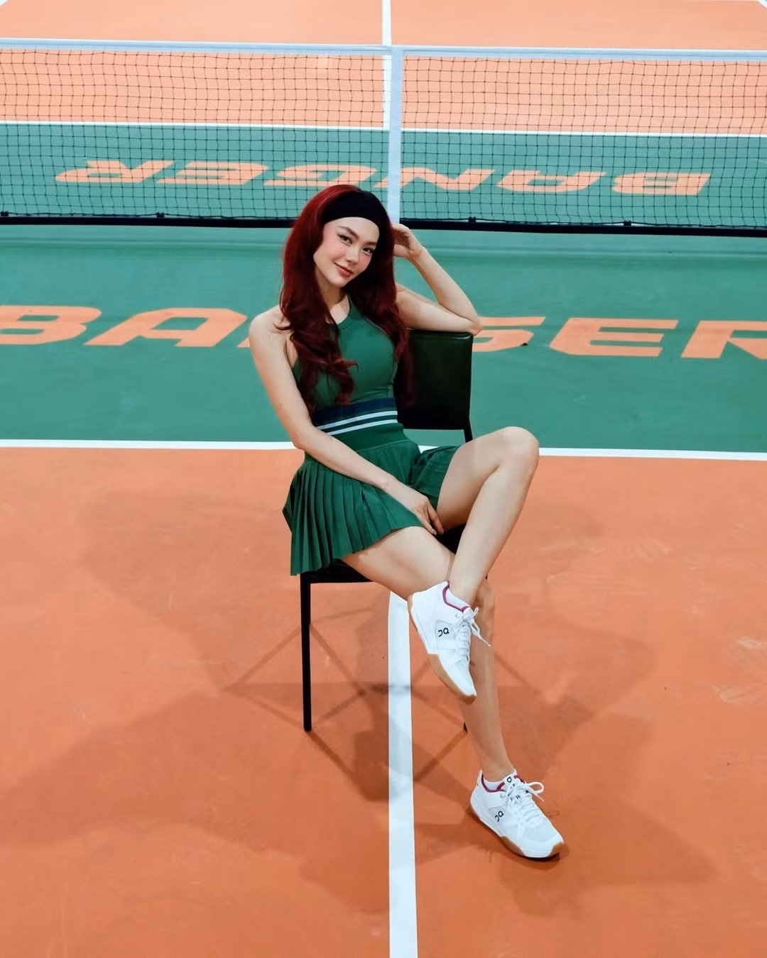 Diện trang phục thể thao màu xanh lá cây năng động, làn da trắng sứ nổi bật của Minh Hằng càng trở nên cuốn hút hơn bao giờ hết, đúng chuẩn visual "trắng phát sáng".