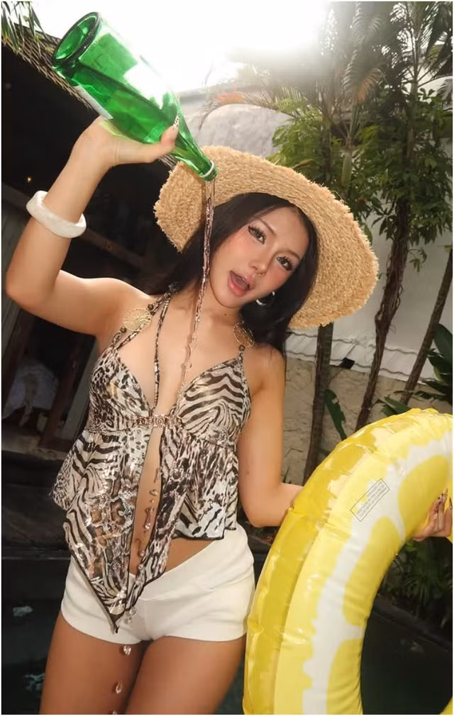 Sau khi "độ dáng", Xuân Ca thường xuyên đăng tải những bức ảnh, video "thả dáng" với bikini nhỏ xíu, khoe trọn những đường cong làm mê đắm lòng người: vòng 1 nở nang, vòng eo thon con kiến và vòng 3 căng tràn.