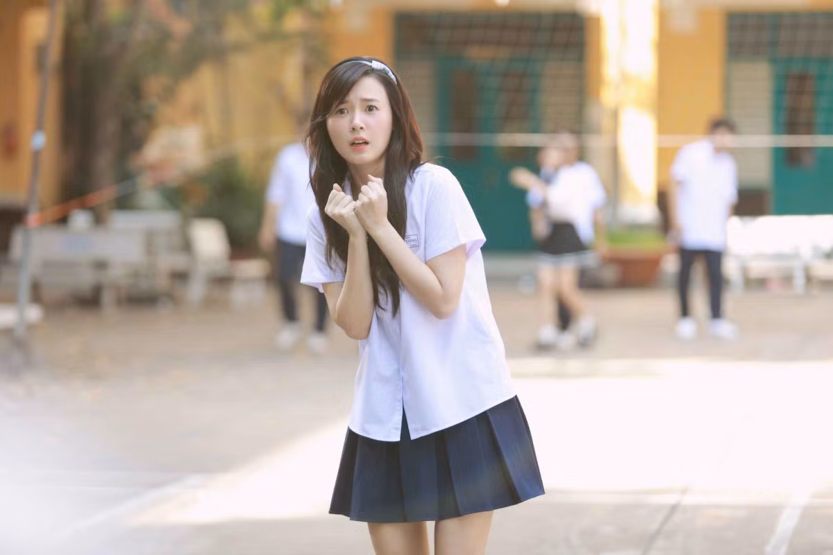 Ánh mắt trong veo, làn da căng bóng mịn màng và thần thái hồn nhiên đã giúp Midu "ăn gian" tuổi một cách ngoạn mục.