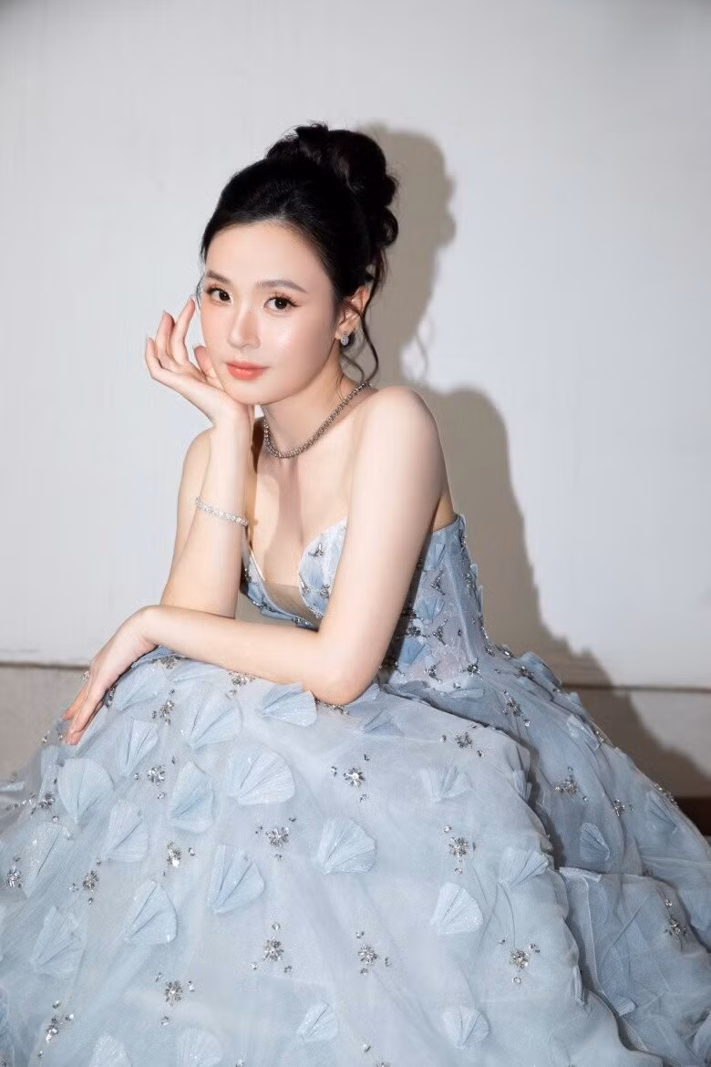 Sự xuất hiện đầy ấn tượng của Midu trong vai trò nữ sinh ở tuổi U40 không chỉ khẳng định nhan sắc "trẻ mãi không già" của cô mà còn truyền cảm hứng về việc phụ nữ hoàn toàn có thể duy trì vẻ đẹp thanh xuân nếu biết cách chăm sóc và yêu thương bản thân.