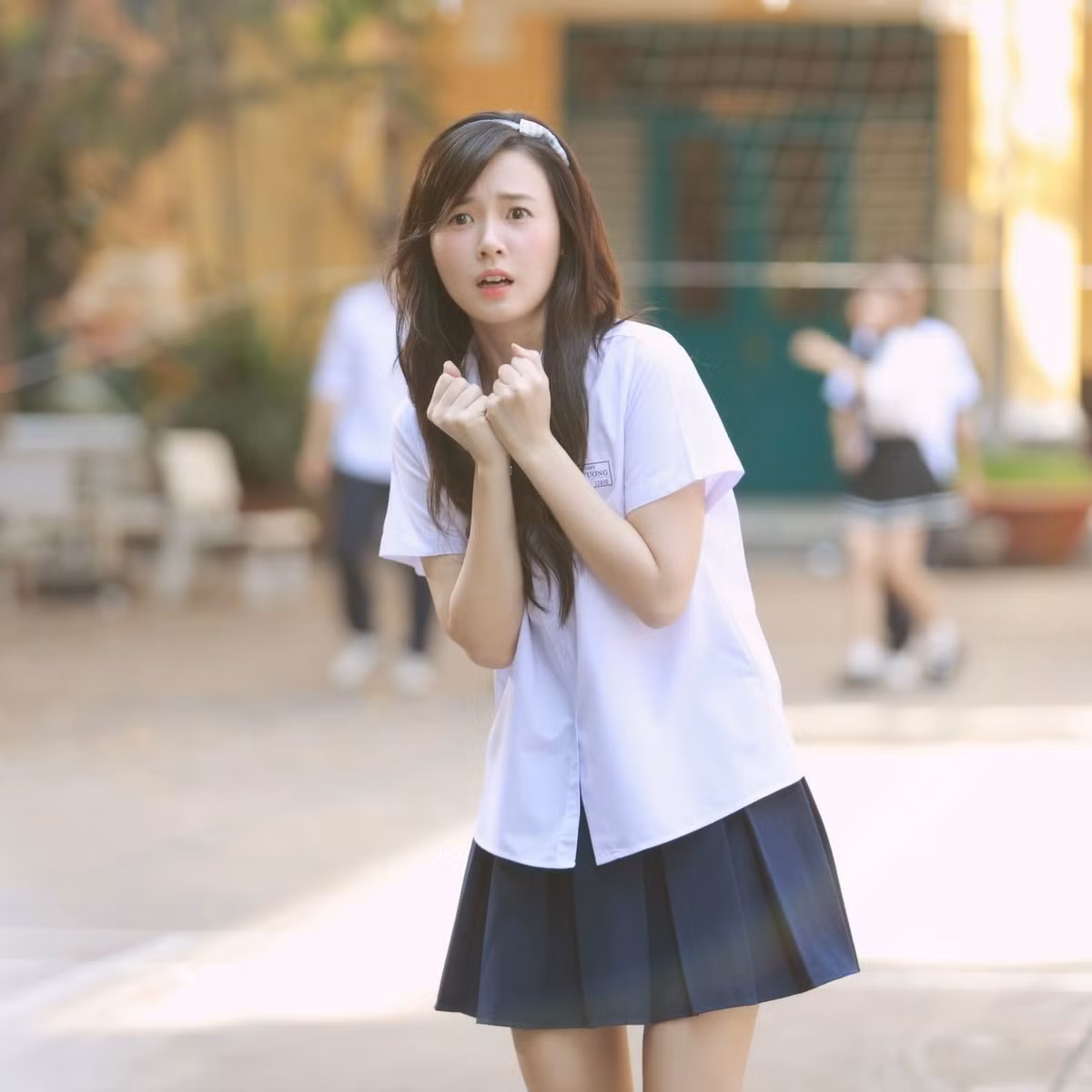 Tuy nhiên, việc Midu tự tin diện đồng phục học sinh, khoe visual "lão hóa ngược" hoàn hảo ở độ tuổi cận kề 40 vẫn khiến nhiều người phải dụi mắt nhìn lại.