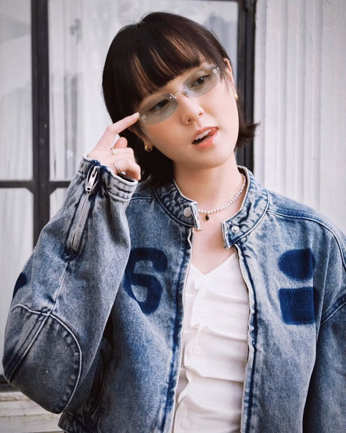 Trong bộ ảnh mừng tuổi mới, Hải Tú diện một chiếc áo khoác denim wash sáng màu mang phong cách biker jacket với khóa kéo nổi bật và các chi tiết được nhấn nhá bằng màu xanh đậm như số "5" lớn ở thân áo. Cô phối cùng một chiếc áo croptop hoặc áo hai dây trắng bên trong, khoe vẻ đẹp hiện đại và thời thượng.