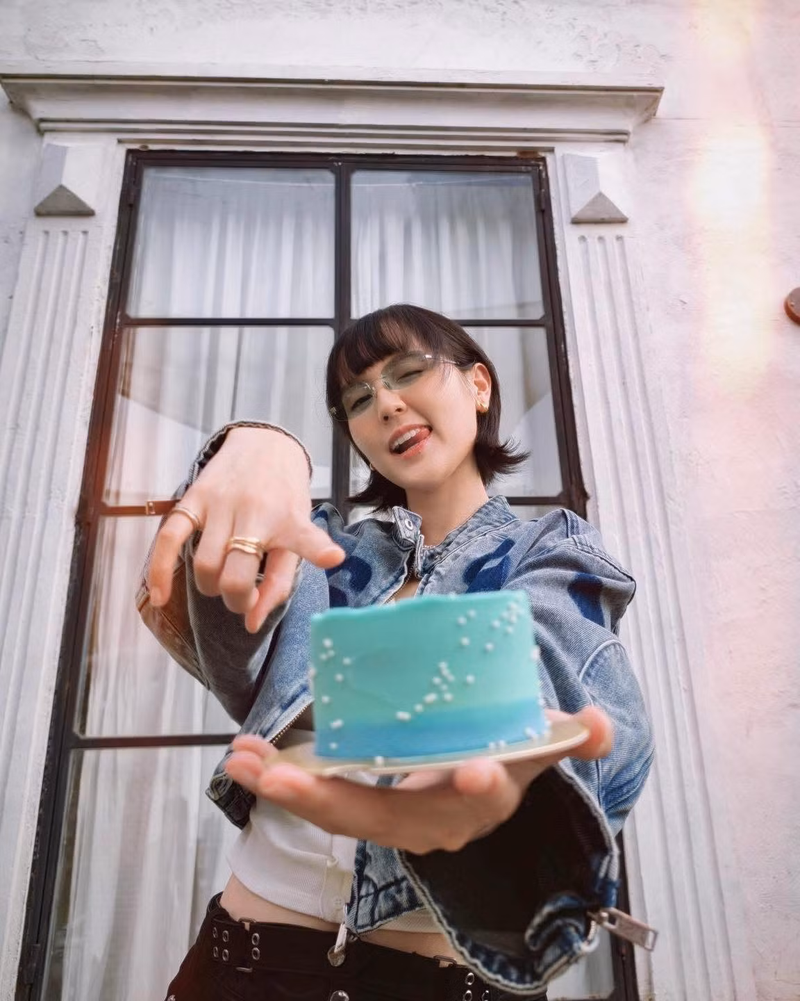 Khác với hình ảnh "nàng thơ" dịu dàng thường thấy trước đây, lần xuất hiện này của Hải Tú mang đến một vẻ ngoài năng động và có phần nổi loạn hơn.