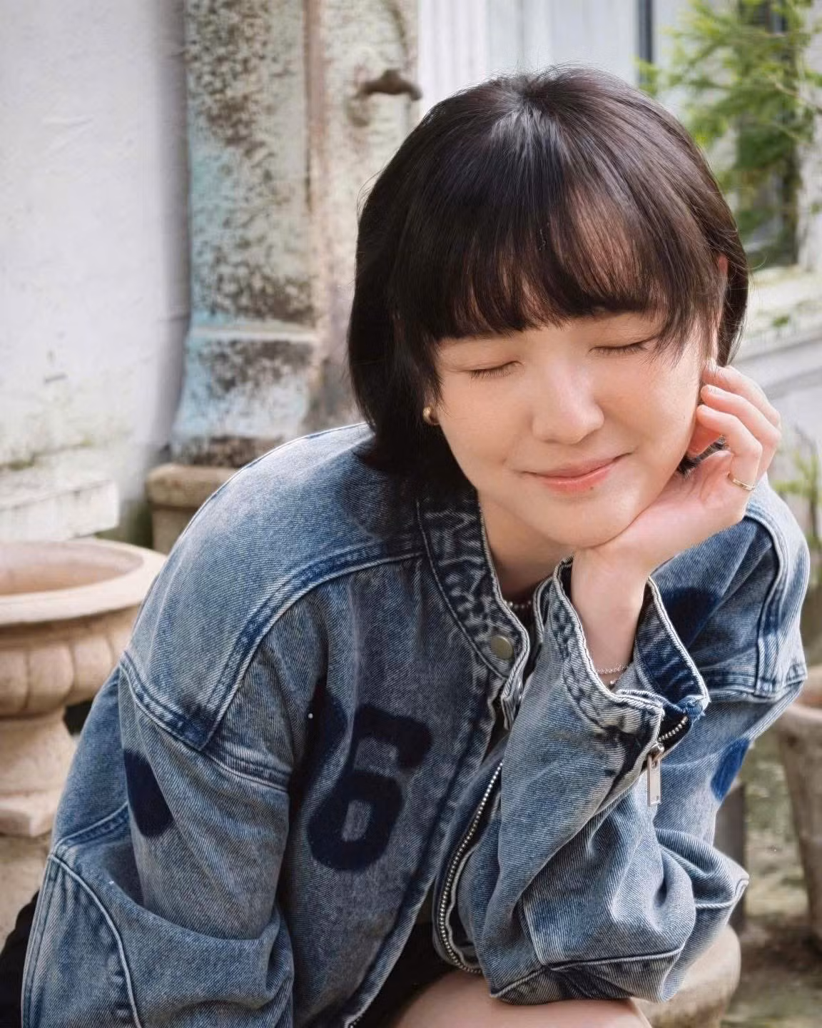 Điểm nhấn nổi bật trên gương mặt Hải Tú là mái tóc ngắn, được cắt tỉa hiện đại, cùng phần mái bằng ôm sát khuôn mặt.