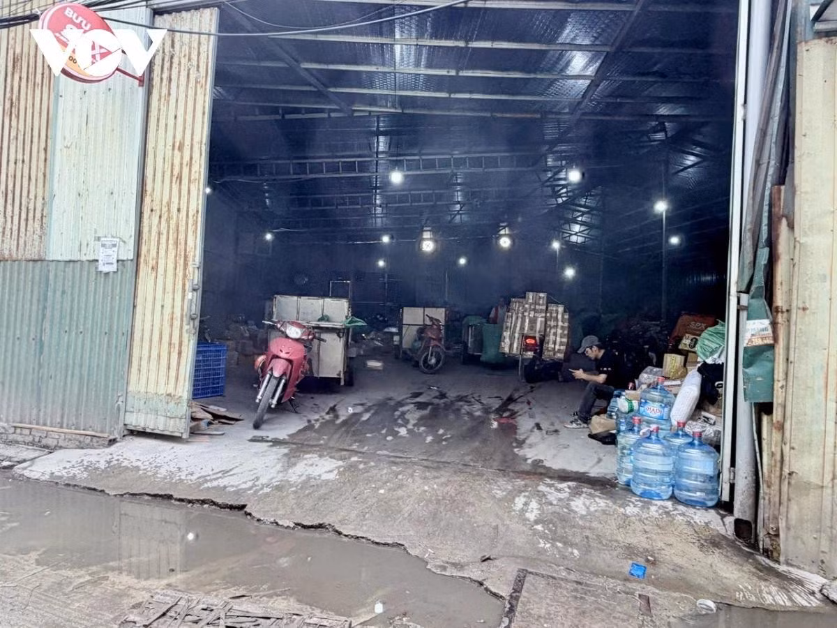 Về xử lý vi phạm đất đai, vi phạm trật tự xây dựng này, UBND phường sẽ rà soát, củng cố hồ sơ xử lý theo trình tự, đúng quy định của pháp luật. "Mới đây, sau khi vụ cháy xảy ra thì UBND phường Thanh Liệt đã phối hợp với công an xã, Điện lực Hà Đông, HTX Triều Khúc, HTX Yên Xá rà soát cắt toàn bộ điện tại các công trình vi phạm" - đại diện UBND phường Thanh Liệt cho biết.