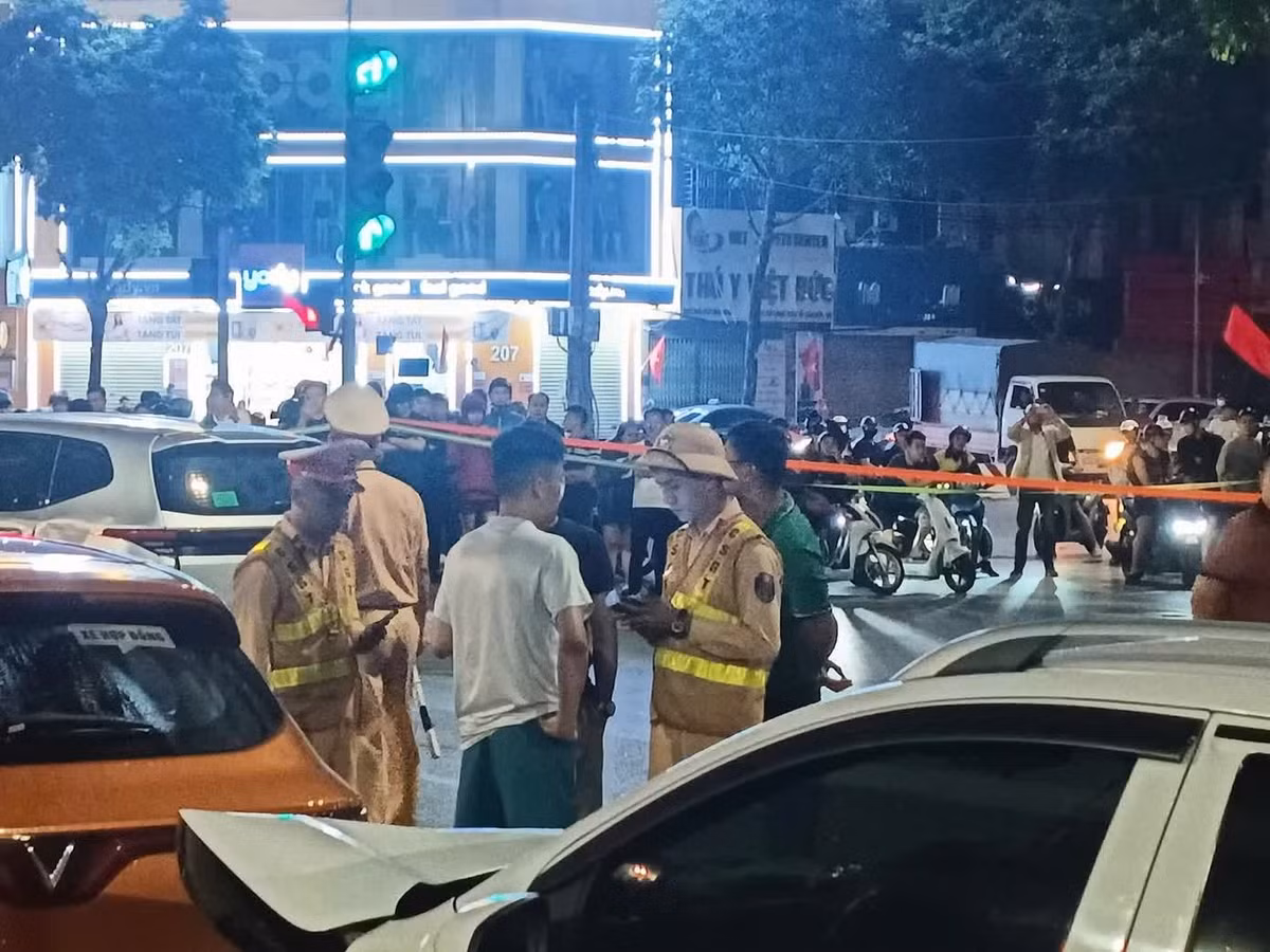 Tài xế Chiến (áo trắng) làm việc với lực lượng chức năng.