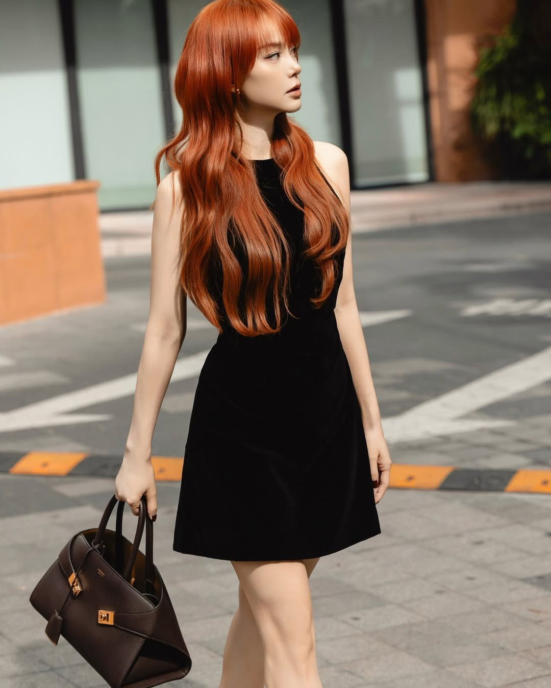 Ngoài ra, Minh Hằng còn ghi dấu ấn ở mảng truyền hình thực tế khi đăng quang Quán quân Bước nhảy hoàn vũ 2012, đảm nhiệm vai trò huấn luyện viên The Face 2018 và tham gia nhiều chương trình giải trí khác. Không chỉ là nghệ sĩ biểu diễn, cô còn lấn sân sang lĩnh vực sản xuất phim, đầu tư cho các dự án điện ảnh chất lượng, cho thấy tư duy làm nghề nghiêm túc và bản lĩnh.