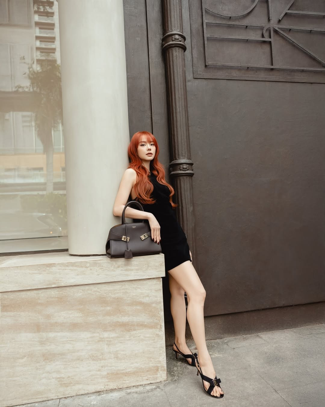 Không chỉ dừng lại ở âm nhạc, Minh Hằng còn gặt hái nhiều thành công trong sự nghiệp diễn xuất với các bộ phim nổi tiếng như Gọi giấc mơ về, Ngôi nhà hạnh phúc, Vừa đi vừa khóc, Giải cứu thần chết hay Bẫy ngọt ngào. Khả năng hóa thân đa dạng cùng lối diễn tự nhiên giúp cô chinh phục khán giả và khẳng định vị thế vững chắc trên màn ảnh Việt.