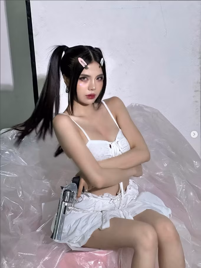 Dù theo đuổi phong cách gợi cảm hay kín đáo, nữ MC vẫn giữ được nét duyên rất riêng, khó trộn lẫn.