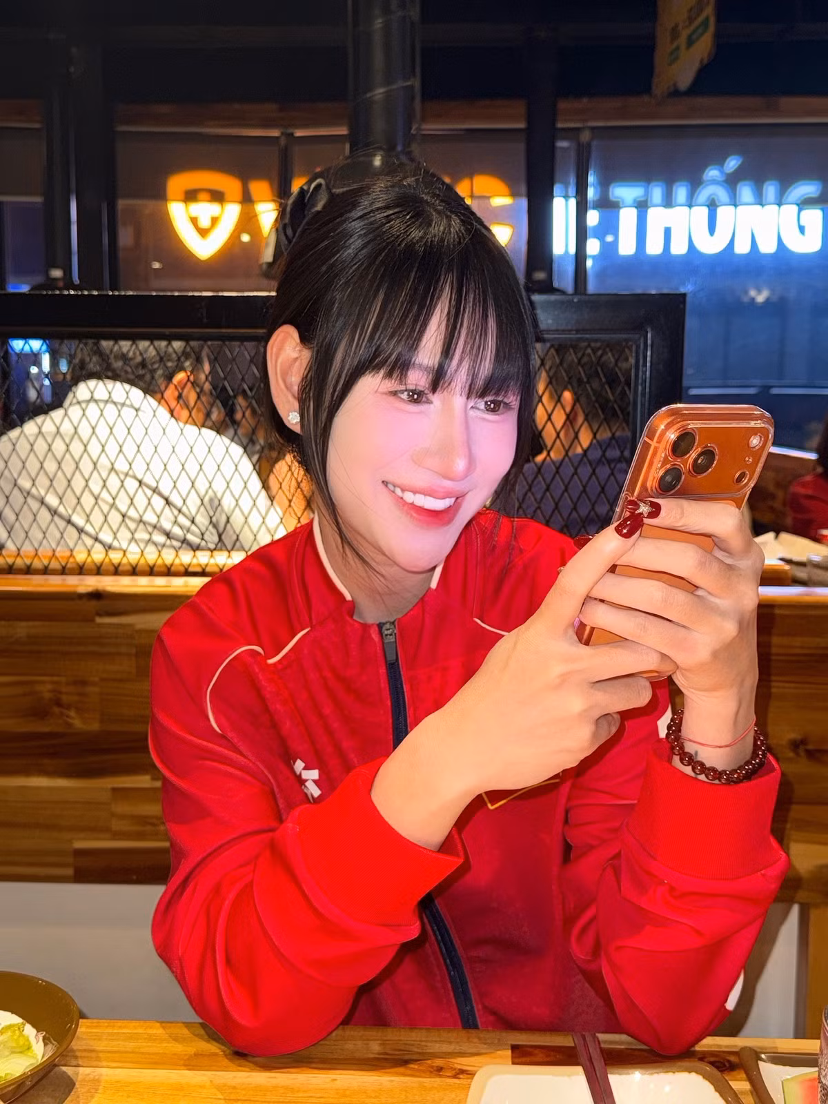 Con đường thể thao chuyên nghiệp của Minh Hằng không hề bằng phẳng khi từng phải đối mặt với chấn thương và áp lực thành tích. Tuy nhiên, bằng ý chí bền bỉ và niềm đam mê, cô từng bước khẳng định vị trí trong đội tuyển quốc gia.