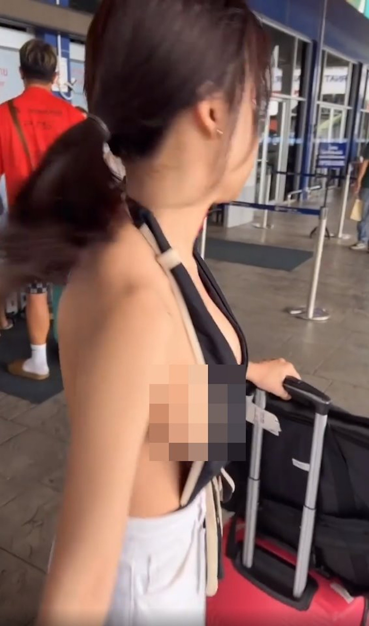 Một số cho rằng cô nàng quá tự tin, dám mặc trang phục gây tranh cãi như vậy nơi công cộng, trong khi một số khác lại khen ngợi phong cách thời trang táo bạo và sự tự tin của cô.