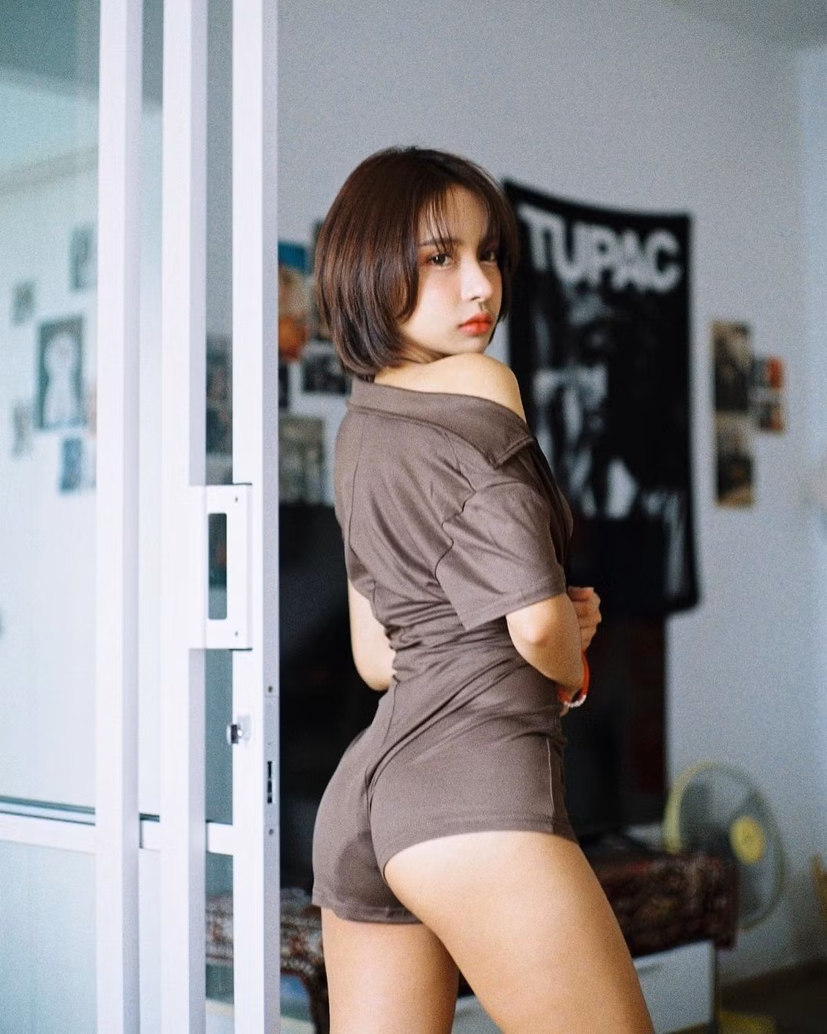 Đoạn video này cho thấy khi Barbie Mozz cúi người tháo thẻ hành lý, vòng 1 từ góc nghiêng cũng hoàn toàn lộ ra, tạo nên khoảnh khắc bùng nổ sự chú ý trên mạng xã hội. Điều này khiến cư dân mạng tranh cãi kịch liệt về việc liệu đây là khoảnh khắc tình cờ hay sự lựa chọn trang phục có chủ ý, đồng thời tiếp tục khẳng định sức hút mạnh mẽ của những hot girl, influencer.