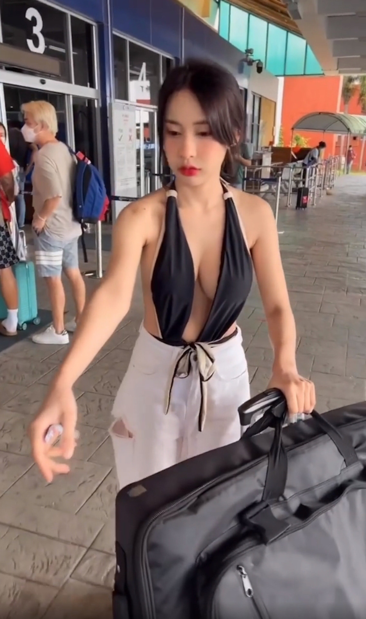 Sau khi được cư dân mạng tìm kiếm, danh tính của cô gái đã được hé lộ: đó là Barbie Mozz, một DJ nổi tiếng. Trên Instagram, cô sở hữu hơn 610.000 người theo dõi, thường xuyên đăng tải những hình ảnh nóng bỏng, quyến rũ và được fan hâm mộ nhiệt tình săn đón.