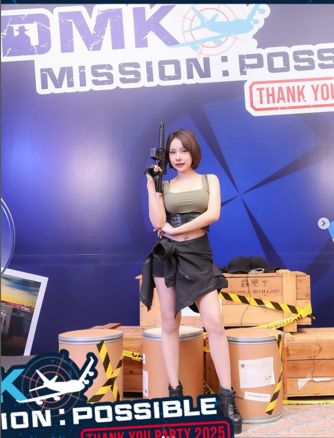 Barbie Mozz, với vóc dáng quyến rũ, phong cách thời trang táo bạo và sự tự tin, đã một lần nữa chứng minh vị thế của một DJ nổi tiếng, đồng thời là biểu tượng gợi cảm được cộng đồng mạng săn đón.