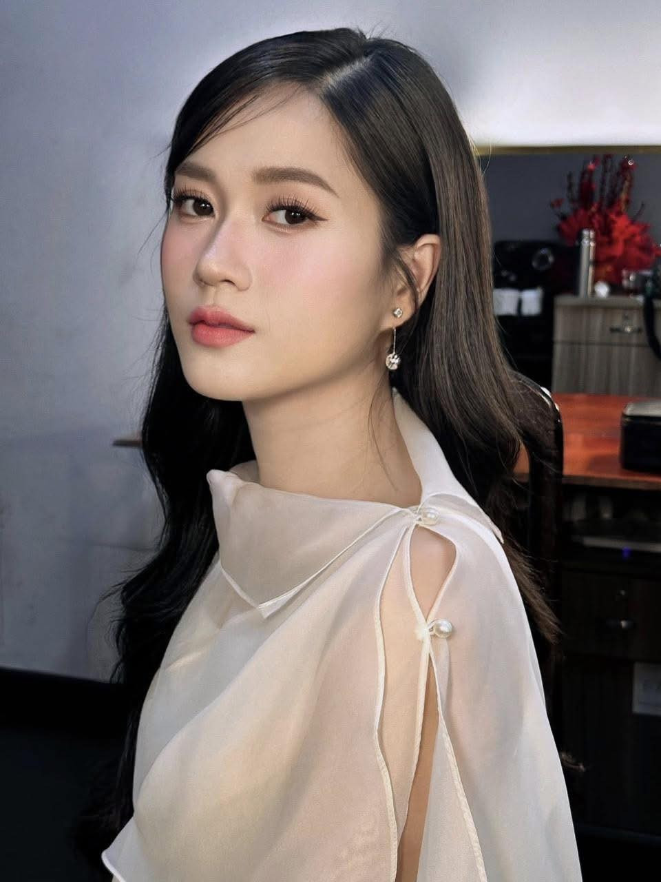 Phong cách hài duyên dáng, sự linh hoạt và lối ứng xử thông minh giúp Lâm Vỹ Dạ ghi dấu trong lòng khán giả nhiều năm qua.