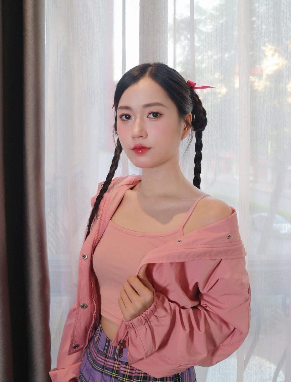 Lâm Vỹ Dạ liên tục góp mặt trong các show ăn khách, đồng thời mở rộng vai trò MC, diễn viên và khách mời trong nhiều chương trình lớn.