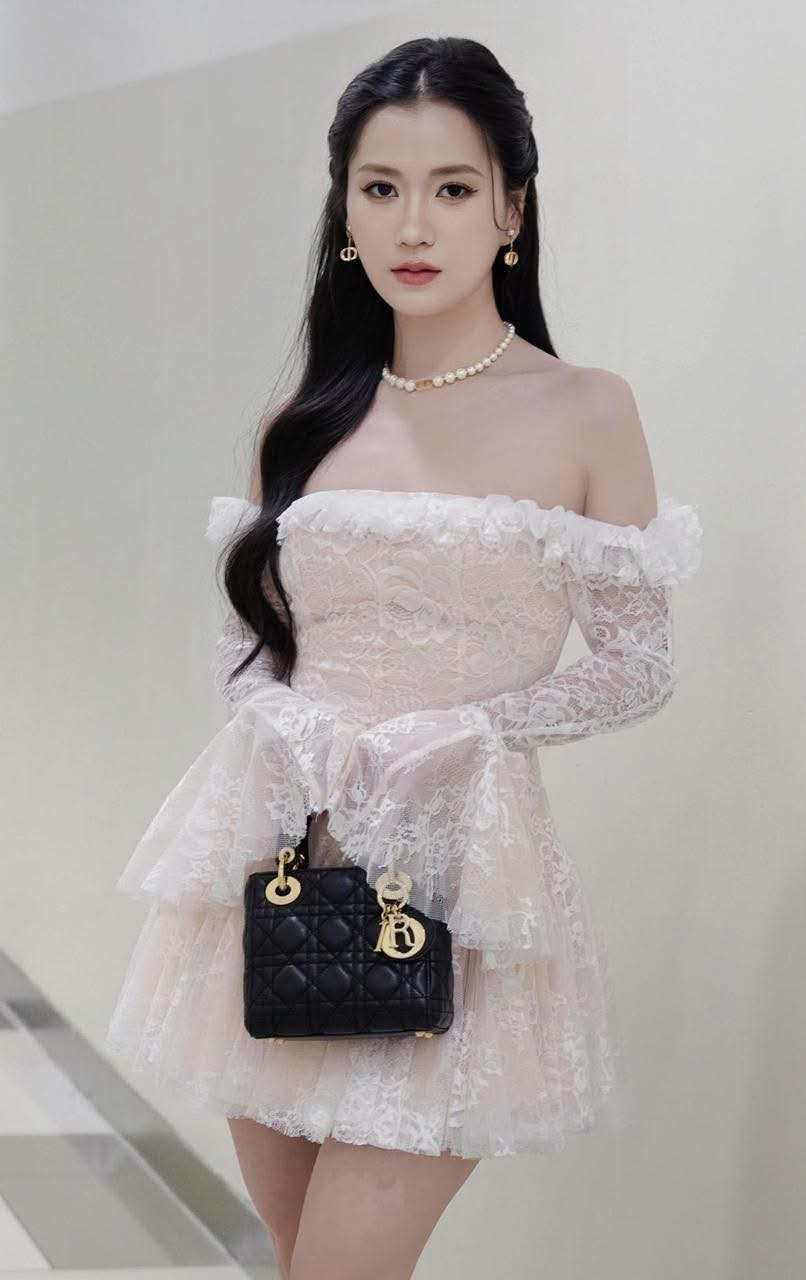 Việc giảm cân giúp cơ thể nữ diễn viên cân đối hơn, vòng eo gọn và phần vai – cổ trở nên mềm mại, càng làm tăng vẻ nữ tính.