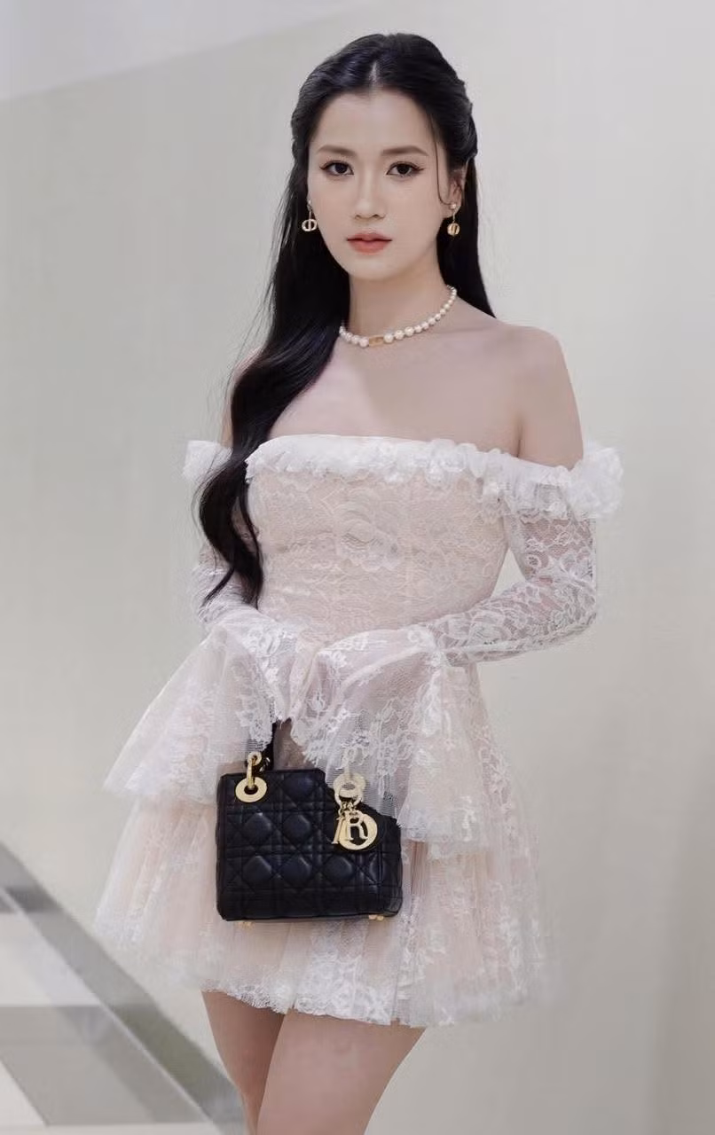 Việc giảm cân giúp cơ thể nữ diễn viên cân đối hơn, vòng eo gọn và phần vai – cổ trở nên mềm mại, càng làm tăng vẻ nữ tính.