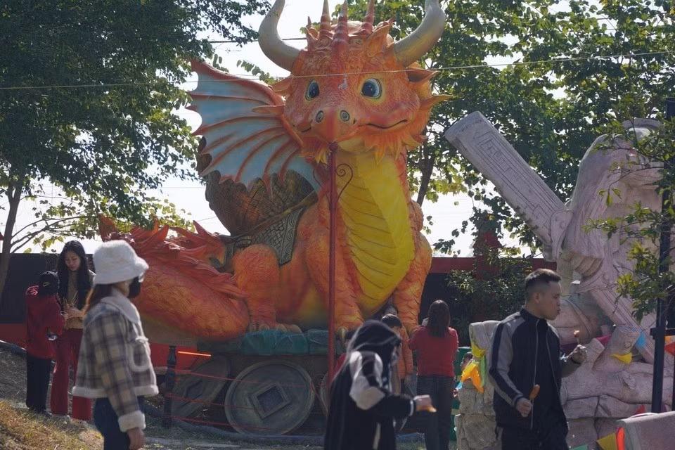 Dịp Tết 2024, anh Quân cho ra mắt linh vật "Rồng Mầm Non", cao 4,5 m (tính cả bệ), nặng khoảng 10-12 tấn, sơn màu cam - biểu trưng cho sự hòa trộn giữa màu đỏ và vàng trên lá cờ Tổ quốc.