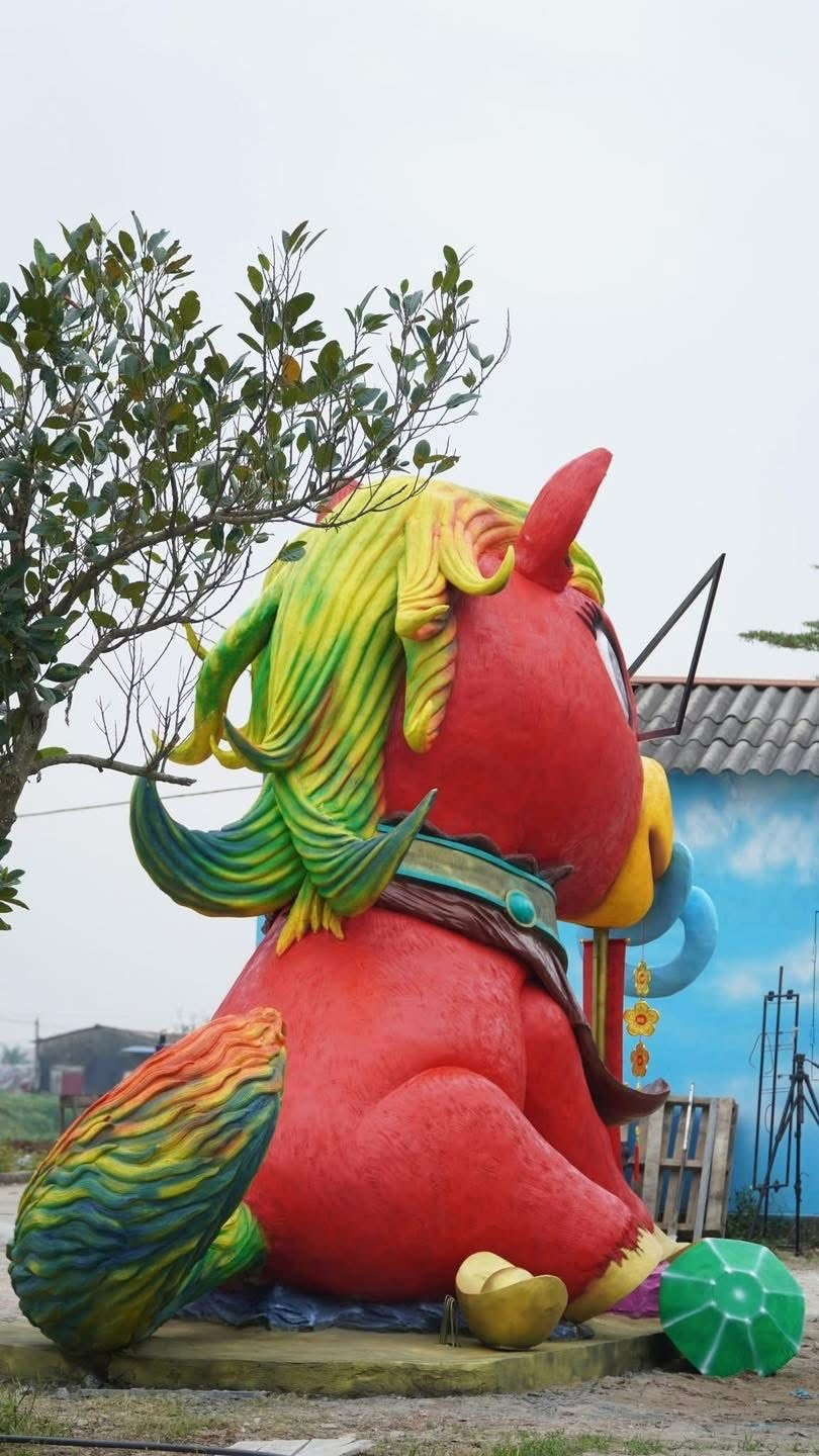 Trong kỳ nghỉ Tết Dương lịch kéo dài 4 ngày, anh Quân trưng bày linh vật tại "Vườn hạnh phúc" trong khuôn viên gia đình, mở cửa miễn phí để người dân và du khách tới tham quan, chụp ảnh.